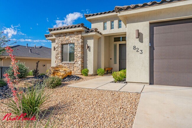 Building Photo - Stunning 4 Bedroom Home with Gorgeous Back...