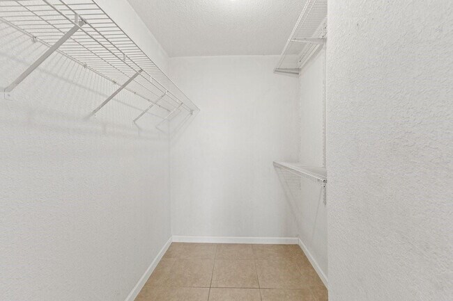 Building Photo - 2106 S Cypress Bend Dr