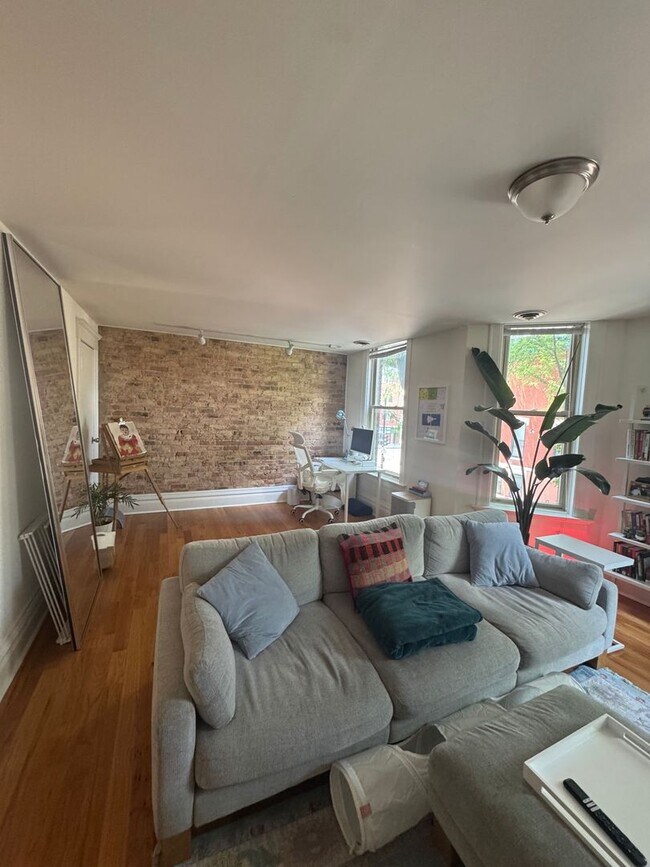 Building Photo - Great Wicker Park Location! Renovated 2 BR!