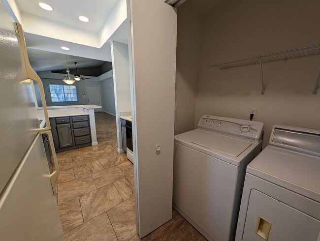 Building Photo - 2 Bedroom Condo in the Sonoma Village Comm...