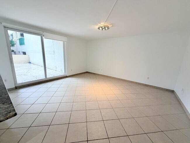 Building Photo - 19900 E Country Club Dr