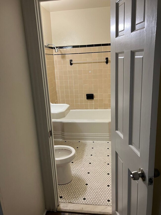 Building Photo - 825 Columbia Ave