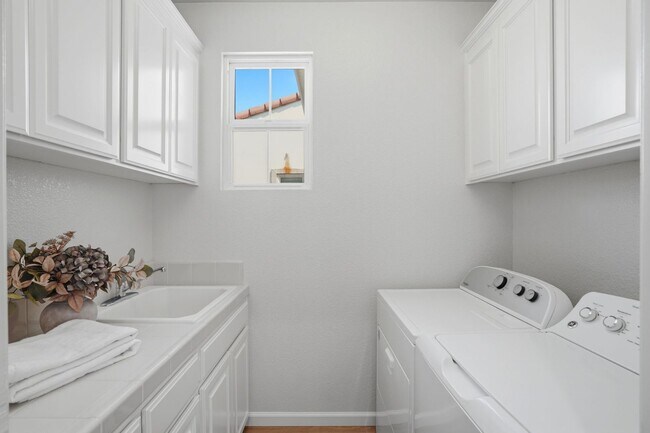 Building Photo - BRIGHT, OPEN RESIDENCE IN RIVERMARK HOME WITH EXCELLENT LAYOUT