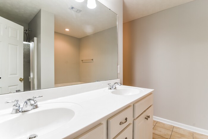 Building Photo - 231 Thornfield Dr