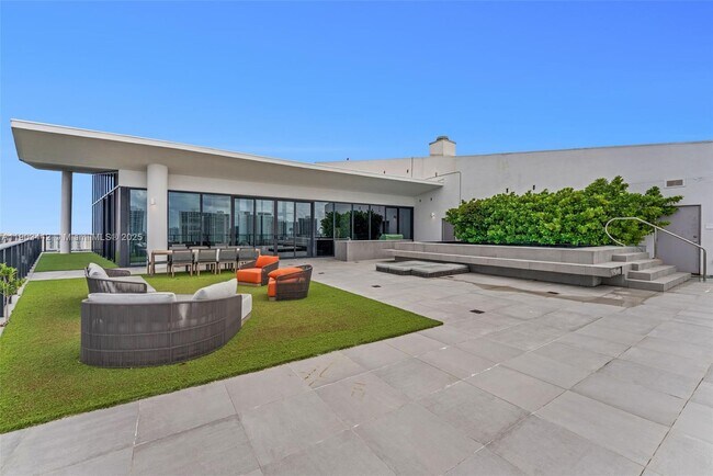 Building Photo - 5500 Island Estates Dr