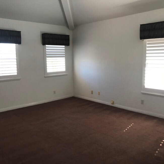 Building Photo - 1000 Calle Allegre