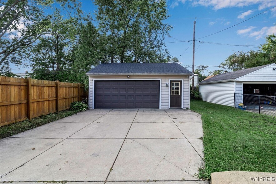 Building Photo - 178 Wellington Ave