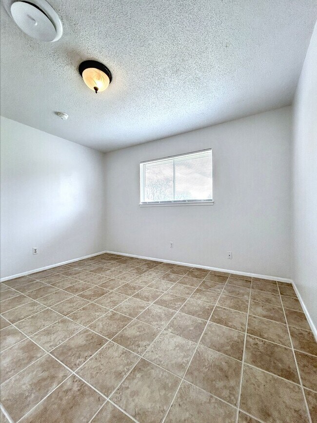 Building Photo - 1212 Hillcrest Dr