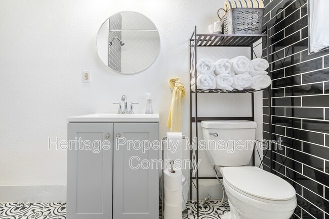 Building Photo - 475 E French Pl