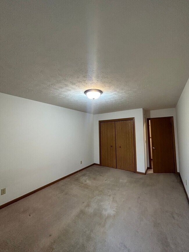 Building Photo - 3 Bedroom Townhome - Short Term Lease Available!