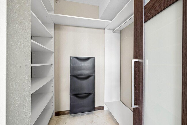 Building Photo - 2400 Deer Creek Country Club Blvd