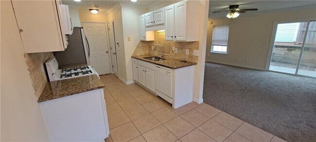 Building Photo - 2395 Lexington Ln