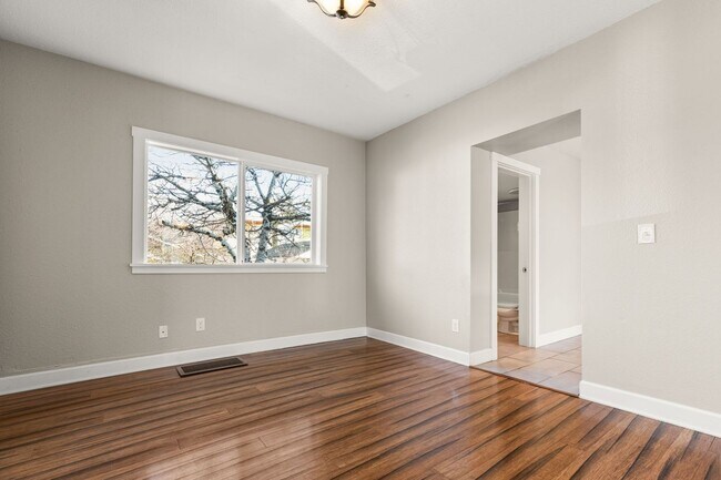 Building Photo - 8334 SE Taylor Ct