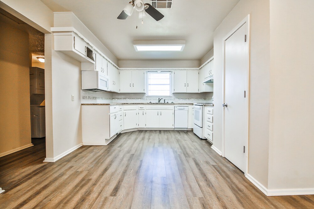 Building Photo - 711 6th Plz