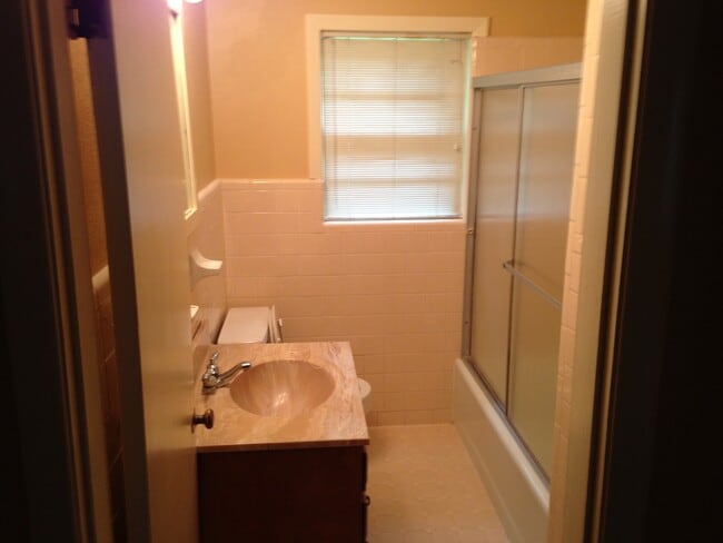 Building Photo - 3 Bedroom 2 Bath Brick Ranch-Style Home