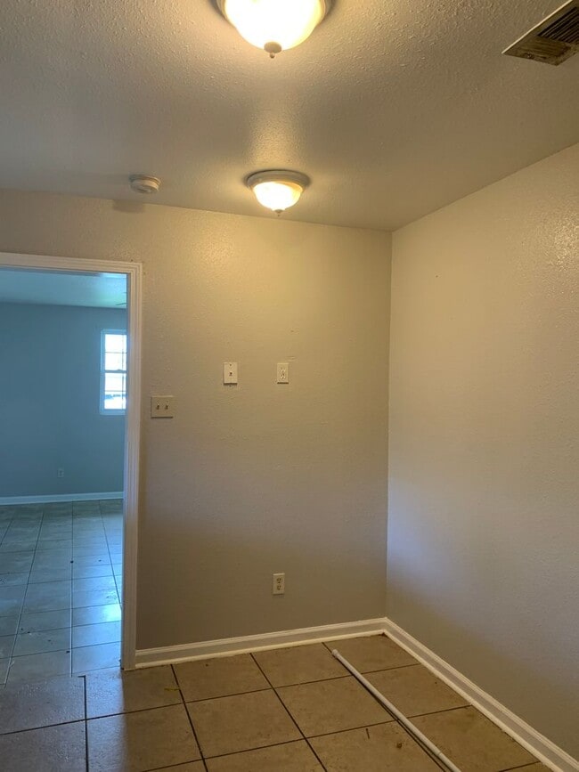 Building Photo - 8018 Gus St