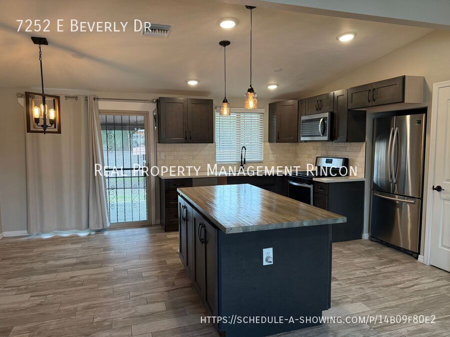 Building Photo - 7252 E Beverly Dr