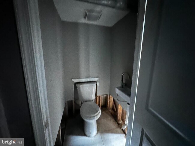 Building Photo - 6142 Larchwood Ave