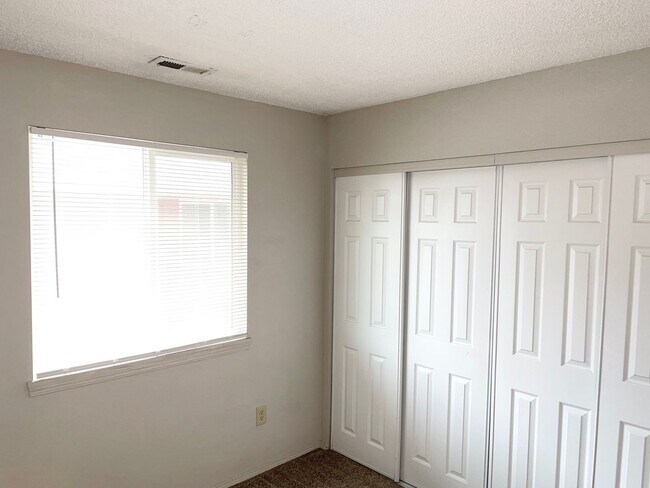 Building Photo - Cozy Second Story Condo Nestled in Gated Community