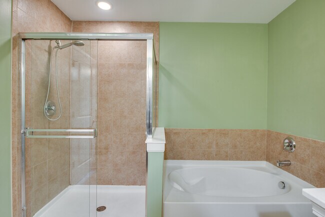 Building Photo - 417 Plaza Pl