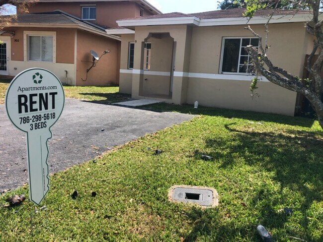 Building Photo - 917 SW 8th Pl