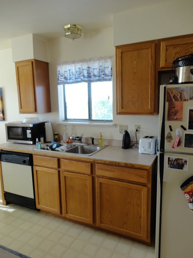 Building Photo - 425-427 E Lakeside Dr