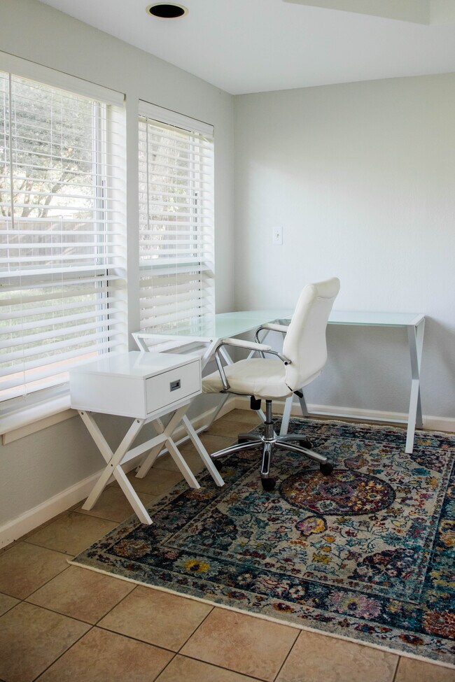 Building Photo - 10129 Solta Dr