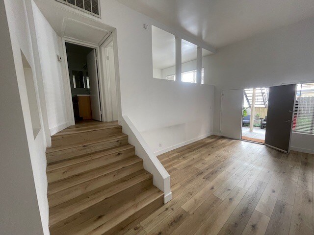 Building Photo - 808-812 Westmount Dr