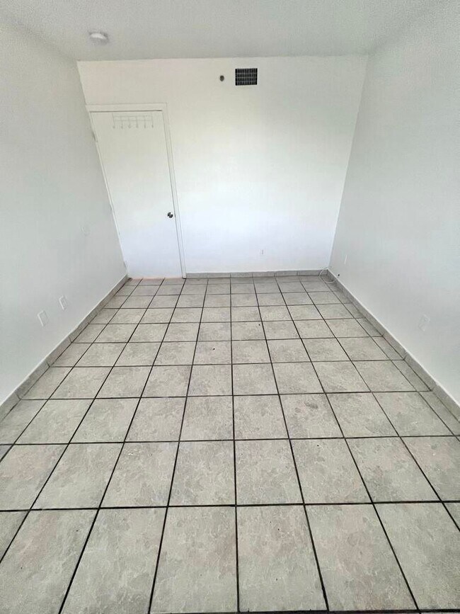 Building Photo - 1244 SW 5th St