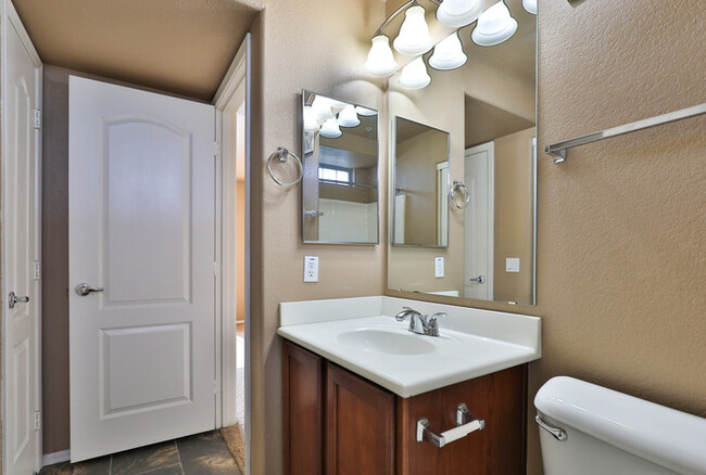 Building Photo - Tri Level, 2bd, 2.5ba condo