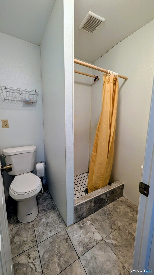 Building Photo - 10 Ledgewood Dr