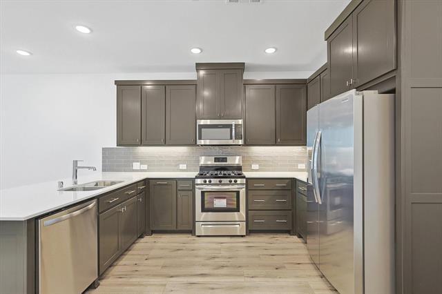 Building Photo - 517 Parkside Dr