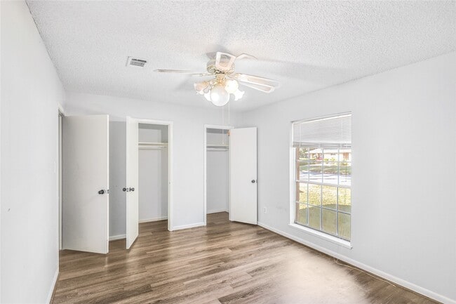 Building Photo - 2719 Meadow Ln