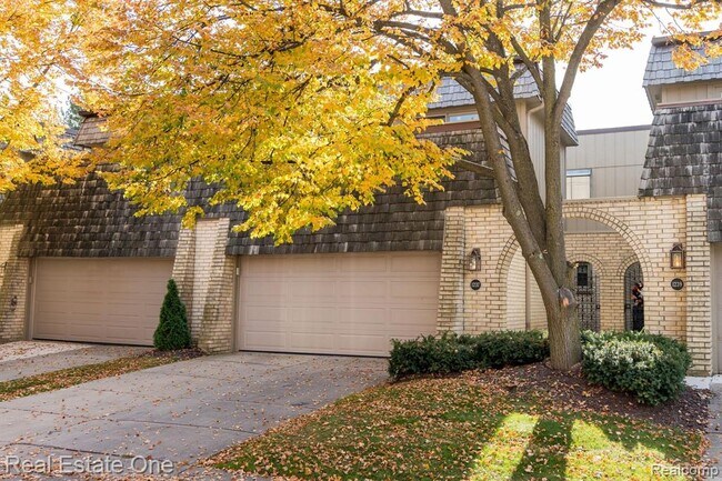 Building Photo - 1237 Oakwood Ct