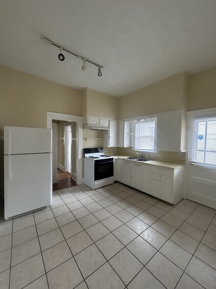 Building Photo - 405 W Pine St