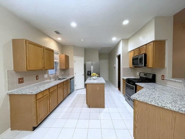 Building Photo - 834 Featherbrook Ct