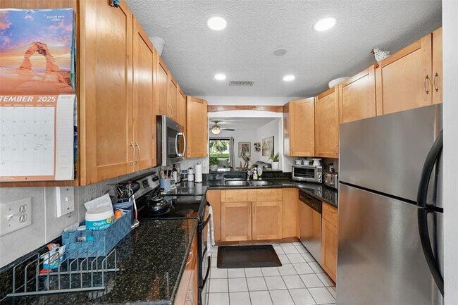 Building Photo - 9468 S Palm Dr