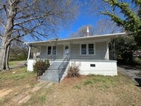Building Photo - 3 bedroom 1 bath house available!
