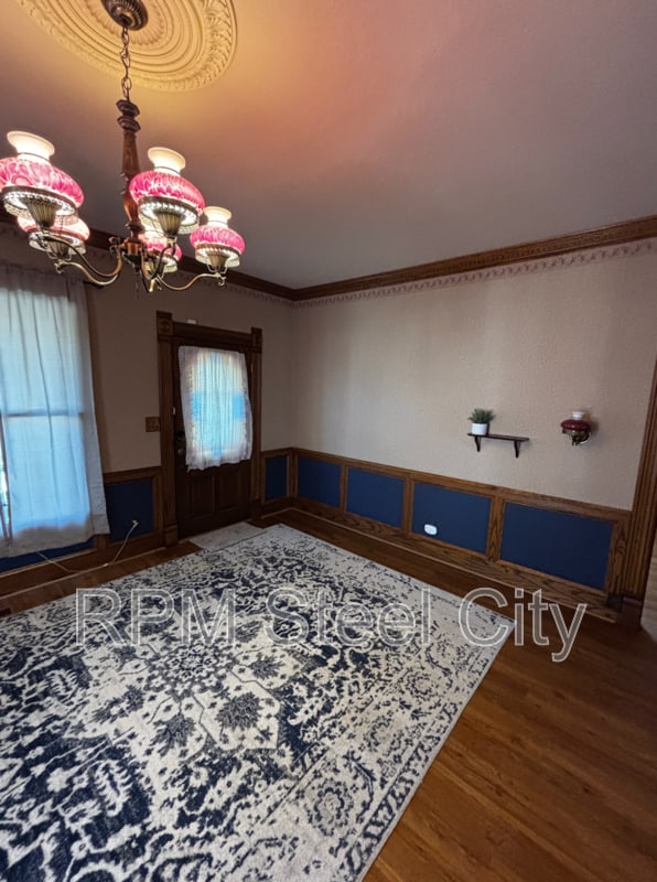 Building Photo - 512-512 1/2 W 10th St