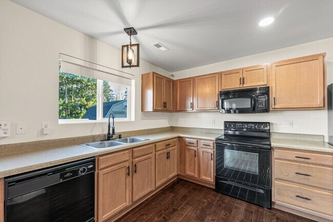 Building Photo - Updated and Spacious 3 Bed Yelm Rental!