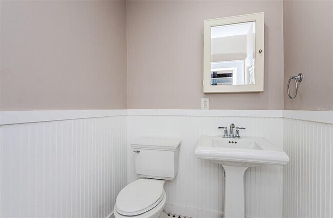 Building Photo - 620 Earle Ave N