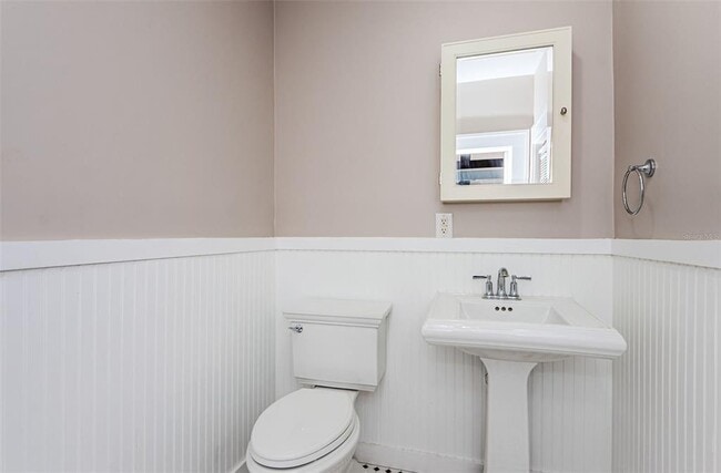 Building Photo - 620 Earle Ave N