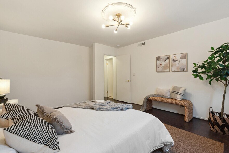 Building Photo - 6211 Telegraph Ave