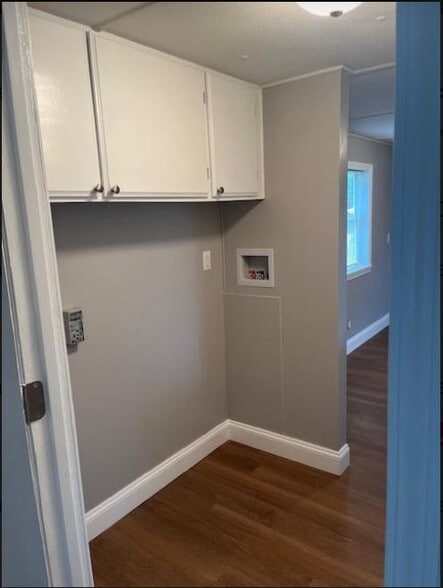 Laundry - 6016 Cedar Glen Dr