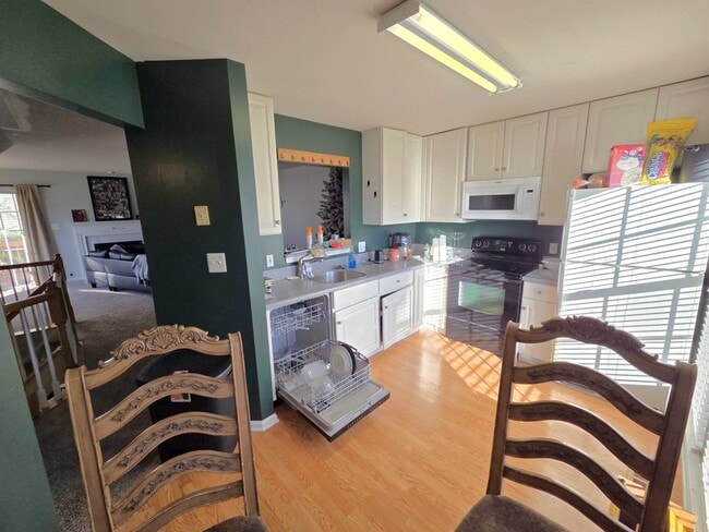 Building Photo - Charming 3 Bed 2.5 Bath End-Unit Townhome with Deck & Patio In The Villages of Saybrook