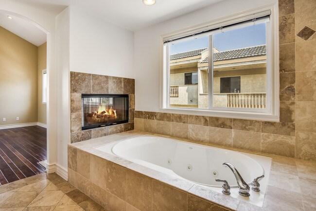 Relax in tub - 513 N Juanita Ave