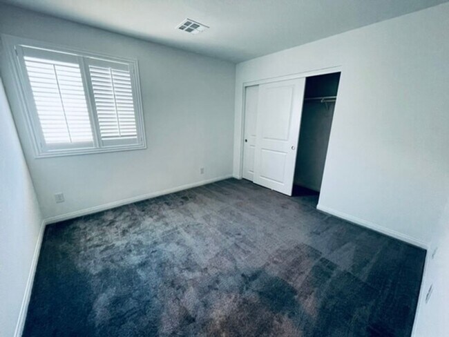 Building Photo - BEAUTIFUL 4 BEDROOM + LOFT HOME LOCATED IN...