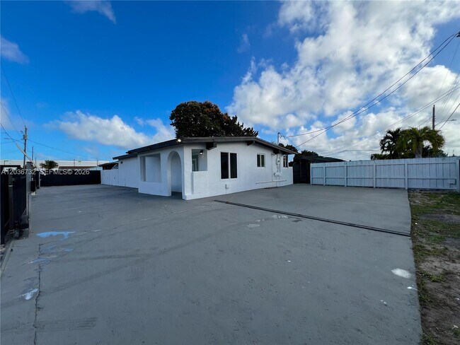 Building Photo - 10090 W Fern St