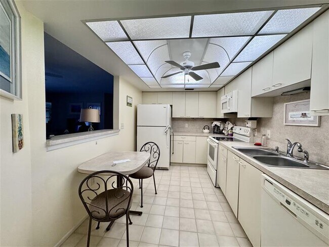 Building Photo - 802 Capri Isles Blvd