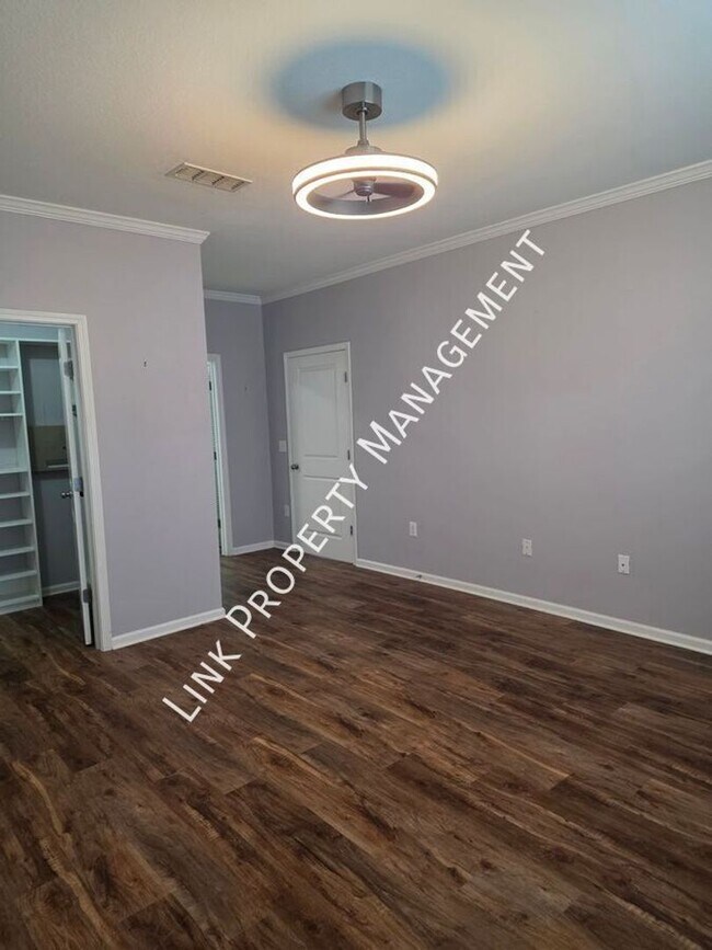 Building Photo - HALF OFF APRIL!  Beautiful One-Level Downstairs Condo in Prime Hamilton Place Location